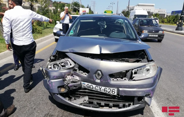 Sumqayıtda avtomobil avtobusa çırpıldı, xəsarət alanlar var - FOTO