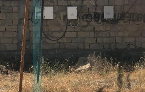 “Azərişıq” vətəndaşa aid ərazidə 11 sayğac quraşdırıb: “Mülkiyyətimizdən istifadə edə bilmirik” - İDDİA - FOTO