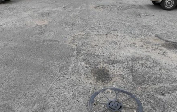 Bakının mərkəzində asfaltda deşik yarandı - FOTO