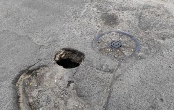 Bakının mərkəzində asfaltda deşik yarandı - FOTO