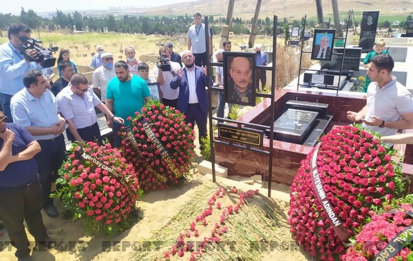 Mehriban Əliyeva Ramiz Əzizbəylinin dəfn mərasiminə əklil göndərib - FOTO
