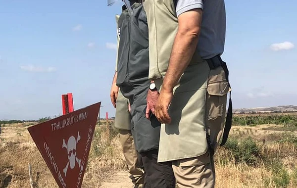 Britaniyanın Müdafiə Nazirliyinin mütəxəssisi Füzulinin minalanmış ərazilərində - FOTO