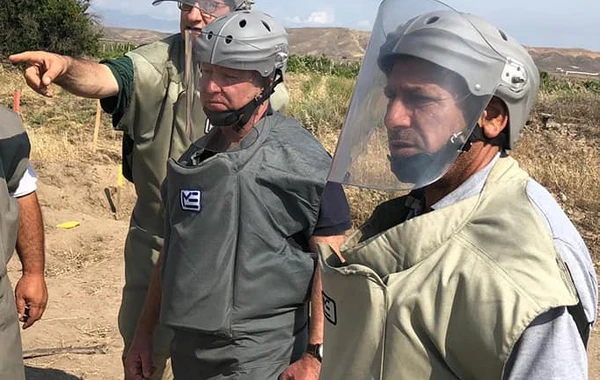 Britaniyanın Müdafiə Nazirliyinin mütəxəssisi Füzulinin minalanmış ərazilərində - FOTO