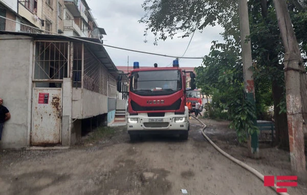 Gəncədə yaşayış binasında yanğın: Xəsarət alanlar var - FOTO