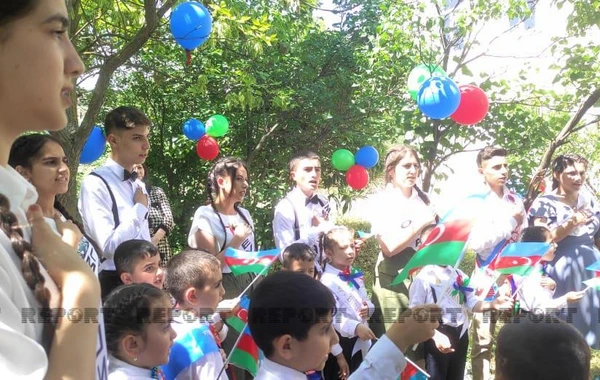 Təhsil naziri müharibədə zərər çəkən məktəbin "Son zəng" tədbirində iştirak edir - FOTO