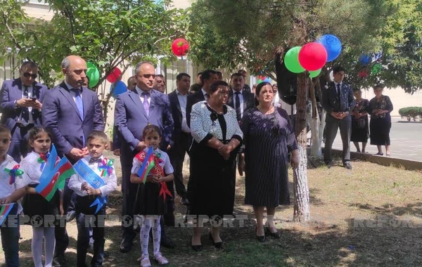 Təhsil naziri müharibədə zərər çəkən məktəbin "Son zəng" tədbirində iştirak edir - FOTO