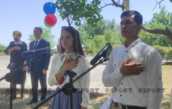Təhsil naziri müharibədə zərər çəkən məktəbin "Son zəng" tədbirində iştirak edir - FOTO