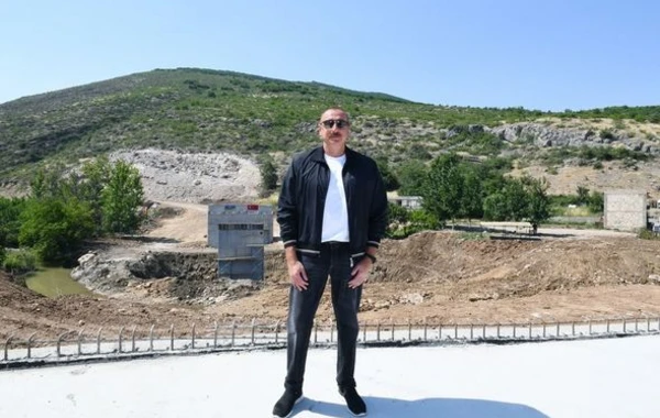 İlham Əliyev Zəfər yolu üzərindəki körpünün inşası ilə tanış oldu - YENİLƏNİB + FOTO