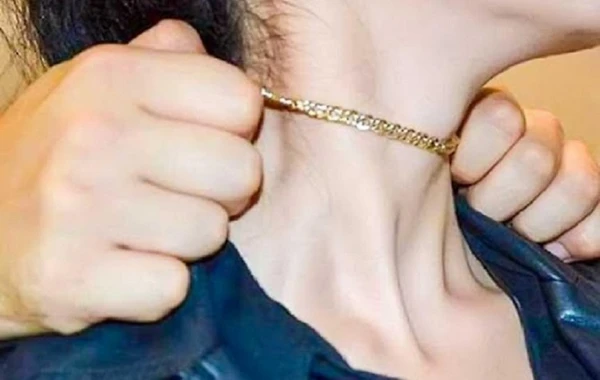 Qadının boyunbağısını ələ keçirən şəxs saxlanılıb - FOTO
