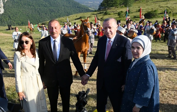 İlham Əliyevin Ərdoğana hədiyyəsinin görüntüləri - VİDEO