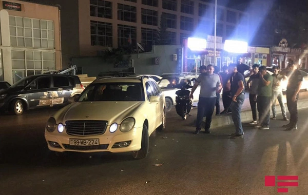 Xırdalanda motosiklet yüksək sürətlə “Mercedes”ə çırpıldı - FOTO