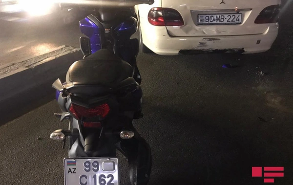 Xırdalanda motosiklet yüksək sürətlə “Mercedes”ə çırpıldı - FOTO