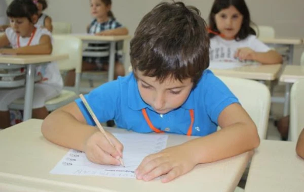 Tədrisi digər dillərdə keçirilən siniflər məktəb seçiminə başlayır