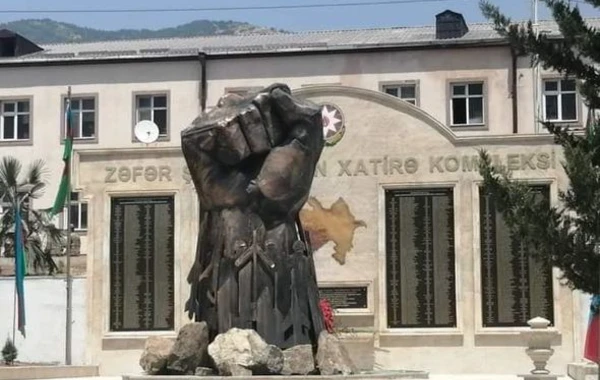 В Гадруте воздвигнут памятник "Железный кулак" - ФОТО/ВИДЕО