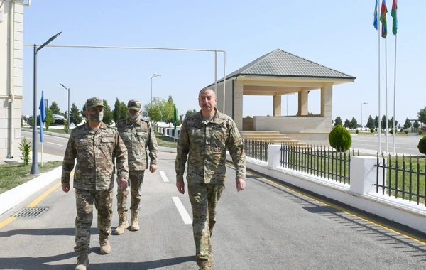 İlham Əliyev yeni istifadəyə verilən hərbi şəhərcikdə - FOTO