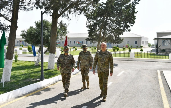 İlham Əliyev yeni istifadəyə verilən hərbi şəhərcikdə - FOTO