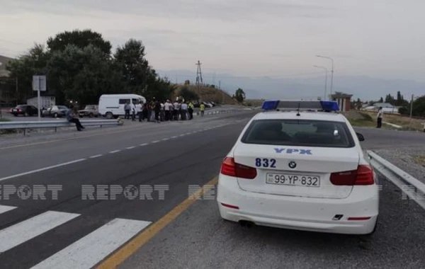 Şəkidə mikroavtobus qəzaya uğradı, xəsarət alanlar var - FOTO