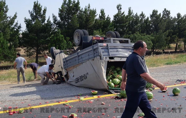 Yük daşıyan maşınlar toqquşdu, qarpızlar yola dağıldı - FOTO