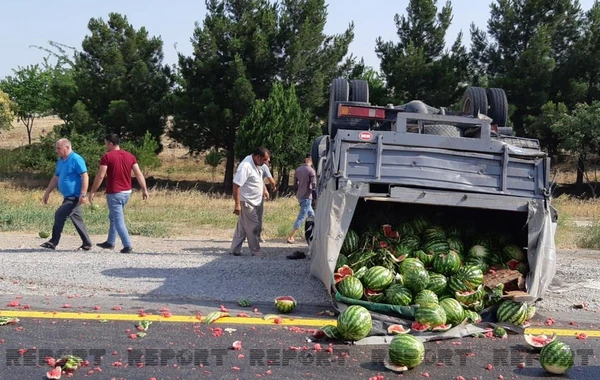 Yük daşıyan maşınlar toqquşdu, qarpızlar yola dağıldı - FOTO
