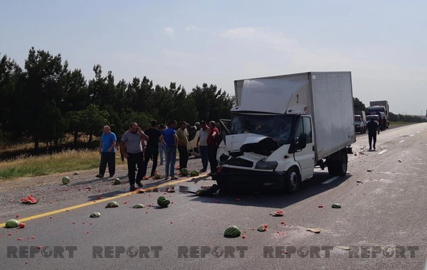 Yük daşıyan maşınlar toqquşdu, qarpızlar yola dağıldı - FOTO