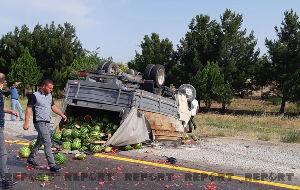 Yük daşıyan maşınlar toqquşdu, qarpızlar yola dağıldı - FOTO