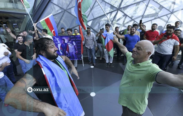 Ermənini məğlub edən azərbaycanlı MMA döyüşçüsü Vətənə qayıtdı - FOTOREPORTAJ