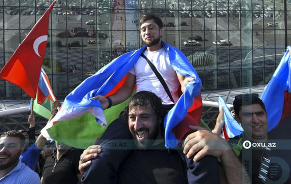 Ermənini məğlub edən azərbaycanlı MMA döyüşçüsü Vətənə qayıtdı - FOTOREPORTAJ