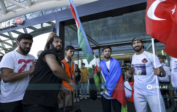 Ermənini məğlub edən azərbaycanlı MMA döyüşçüsü Vətənə qayıtdı - FOTOREPORTAJ