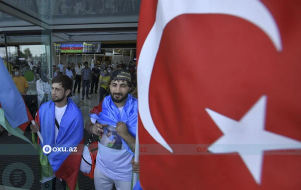 Ermənini məğlub edən azərbaycanlı MMA döyüşçüsü Vətənə qayıtdı - FOTOREPORTAJ