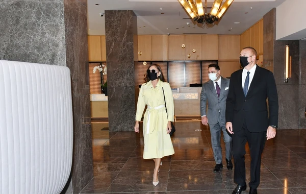 Ильхам Алиев и Мехрибан Алиева приняли участие в открытии отеля Courtyard by Marriott Baku - ФОТО