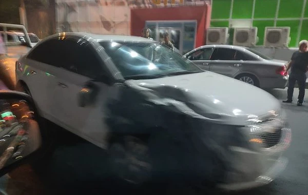 Bakıda “Land Cruiser”in sürücüsü beş maşını vuraraq hadisə yerindən qaçdı – FOTO
