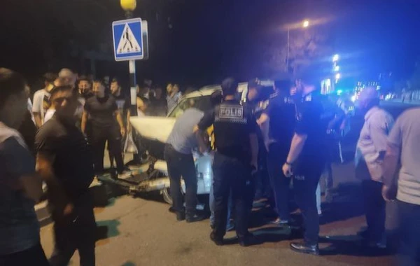 В Баку водитель Land Cruiser врезался в 5 автомобилей и скрылся с места происшествия - ФОТО