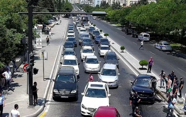 В Баку из-за ДТП образовался затор - ФОТО