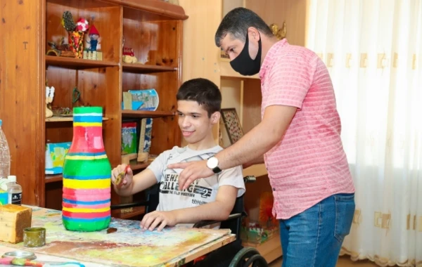 Журналистам показали, как работают с детьми с ограниченными возможностями
