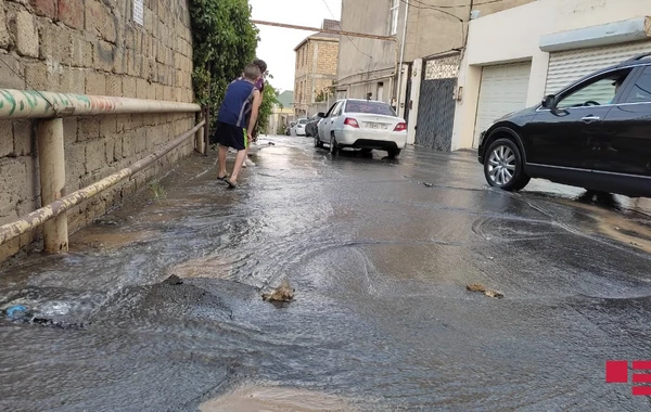 Badamdarda su xətti partladı, həyətləri və marketi su basdı - FOTO/ VİDEO