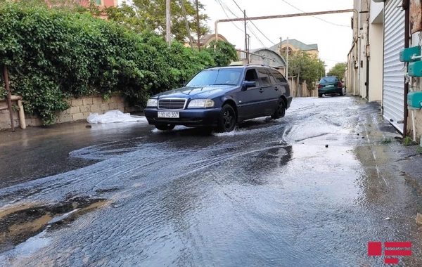 Badamdarda su xətti partladı, həyətləri və marketi su basdı - FOTO/ VİDEO