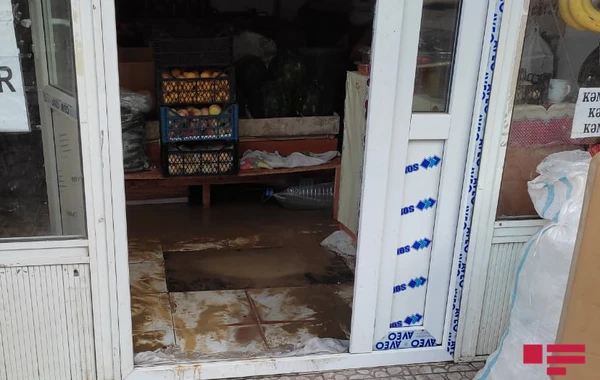 Badamdarda su xətti partladı, həyətləri və marketi su basdı - FOTO/ VİDEO