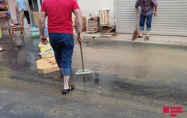 Badamdarda su xətti partladı, həyətləri və marketi su basdı - FOTO/ VİDEO