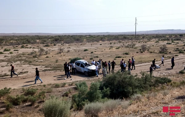На шоссе Баку-Газах перевернулся автомобиль: 1 человек погиб, 4 получили травмы - ФОТО