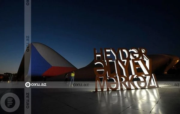 Heydər Əliyev Mərkəzi Danimarka və Çexiya bayraqlarının təsvirinə büründü - FOTOREPORTAJ