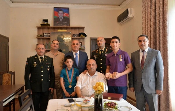 Polkovnik Babək Səmidlinin ölümündən sonra təltif edildiyi “Zəfər” ordeni ailəsinə təqdim olundu - FOTO