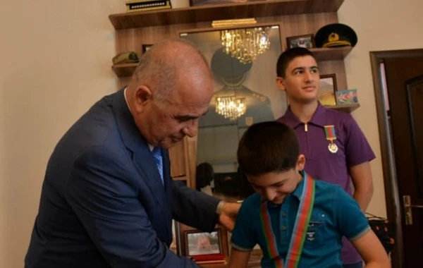 Polkovnik Babək Səmidlinin ölümündən sonra təltif edildiyi “Zəfər” ordeni ailəsinə təqdim olundu - FOTO