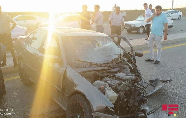 Abşeronda avtomobil betona çırpılıb, xəsarət alan var - FOTO