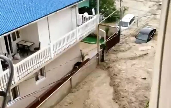 Опубликованы кадры потопа в Сочи: машины под водой, люди плавают по улицам - ВИДЕО