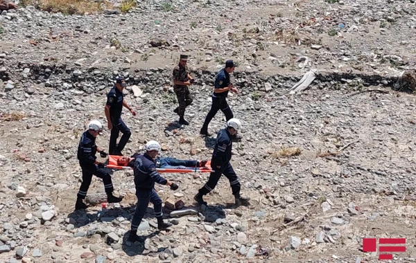24 yaşlı oğlan özünü körpüdən atdı - FOTO