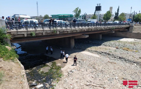 24 yaşlı oğlan özünü körpüdən atdı - FOTO