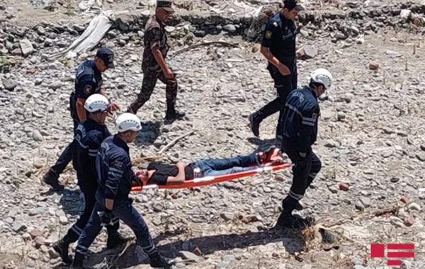 24 yaşlı oğlan özünü körpüdən atdı - FOTO