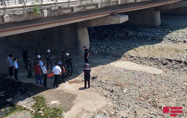 24 yaşlı oğlan özünü körpüdən atdı - FOTO