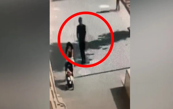 Bakıda ər-arvad yolda uşağın telefonunu oğurlayıb qaçdı - VİDEO