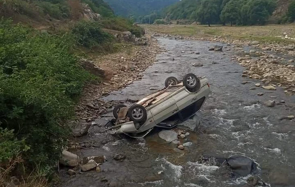 Tovuzda avtomobil körpüdən aşdı, yaralılar var - FOTO